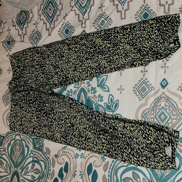 Size Medium Calvin Klein performance capris - Picture 2 of 5